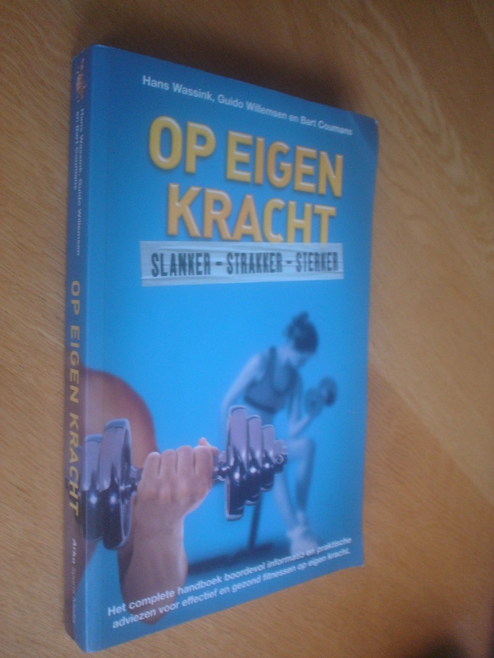 Wassink, Hans // Guido Willemsen // Bart Coumans - Op eigen kracht. Slanker, strakker, sterker .. Het complete handboek boordevol informatie en Praktische adviezen voor effectief en gezond fitnessen op eigen kracht