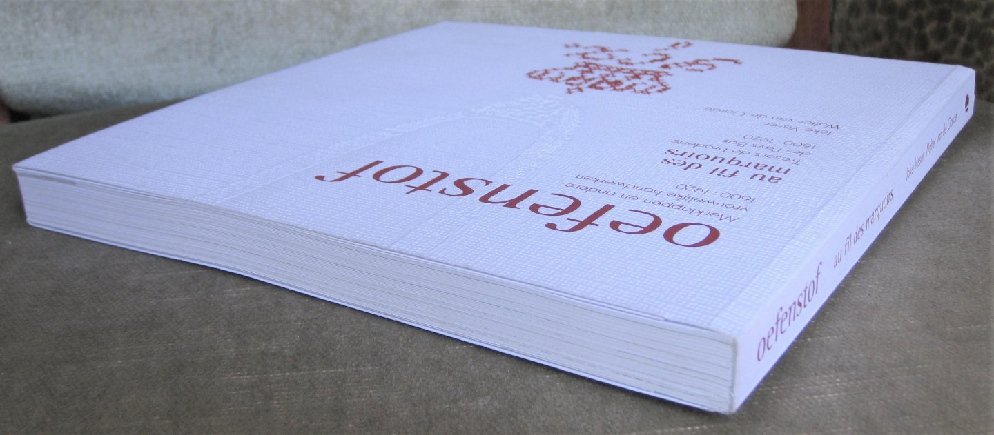 Visser, Joke, Garde, Walter van de - Oefenstof   /  au fil des marquoirs  -  Merklappen en andere vrouwelijke handwerken 1600-1920