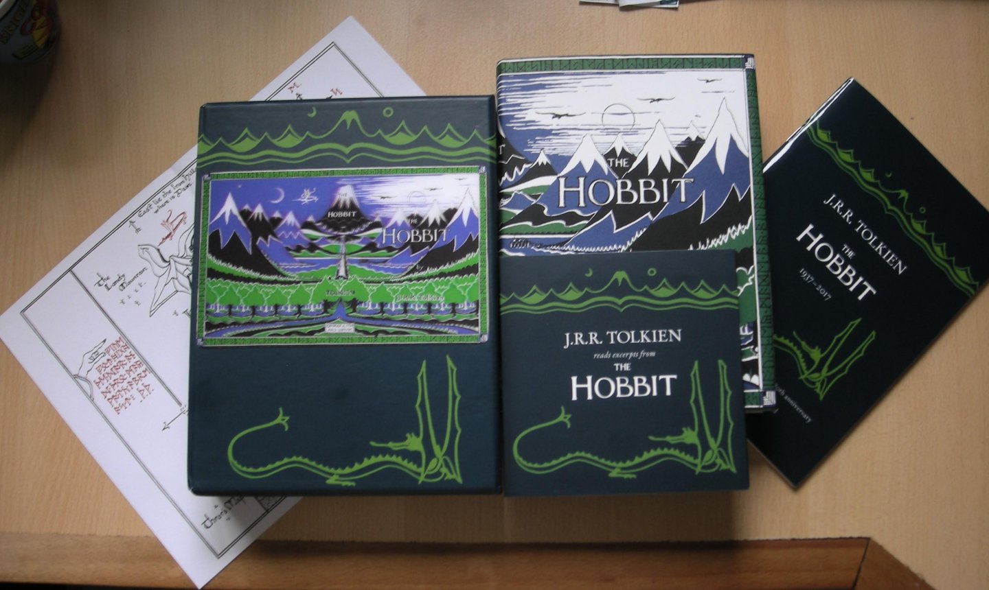 J. R. R. Tolkien - The Hobbit Facsimile Gift Edition [Lenticular cover]