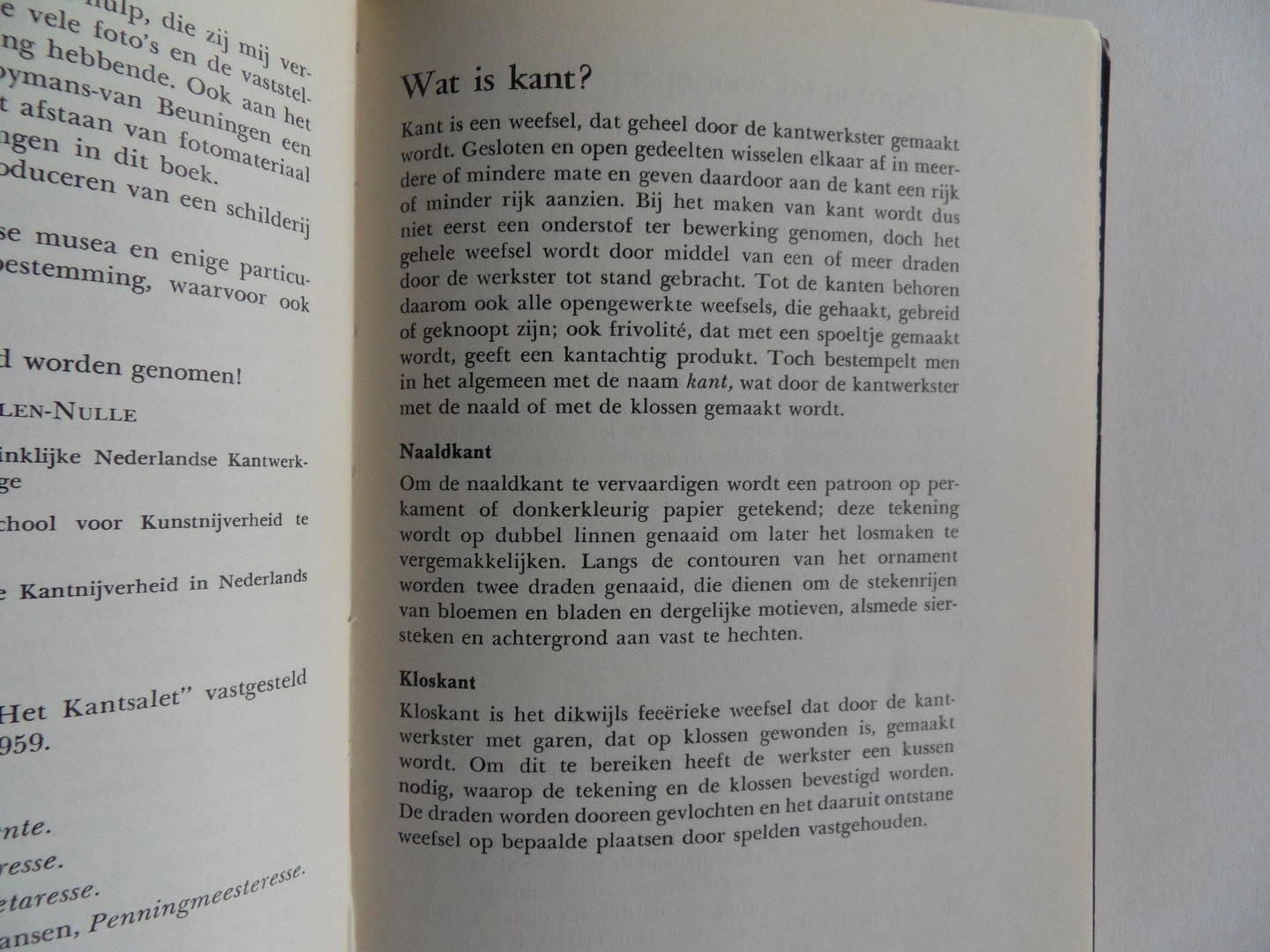 Meulen-Nulle, L.W. van der. [ GESIGNEERD ]. - Kant met naald en klos en speldenbos.