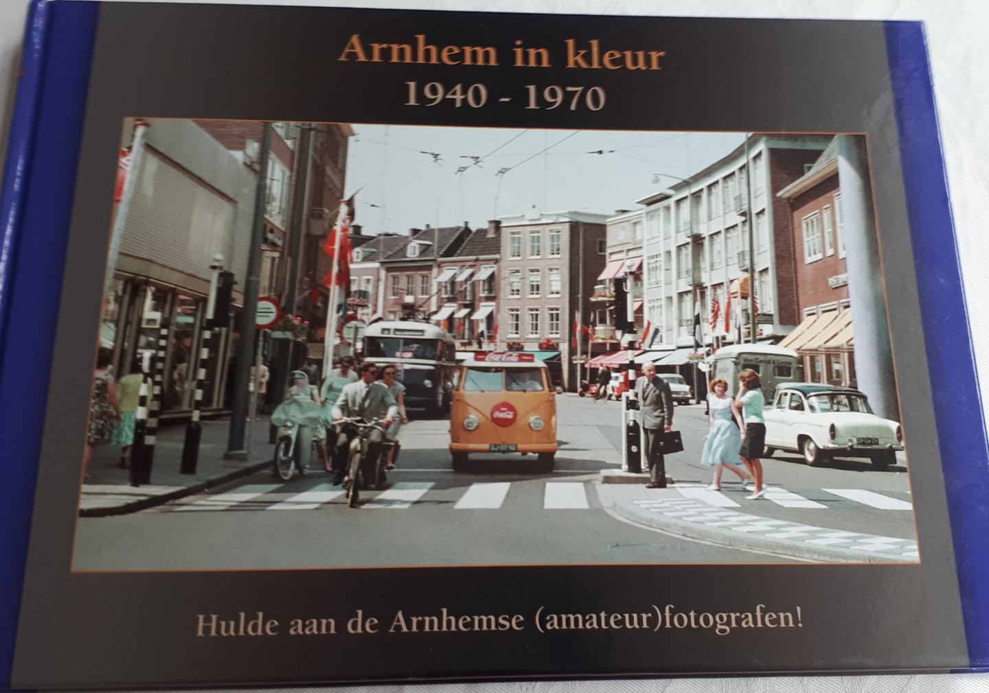 JEURISSEN, Guus en LEEUWEN, Peter - Arnhem in kleur 1940 - 1970. Hulde aan de Arnhemse (amateur) fotografen!