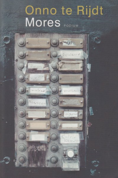 Rijdt (Leiden 1959), Onno te - Mores - Roman - Ward van Rigteren is vers uit de provincie aangekomen in een middelgrote studentenstad, waar hij zich de komende jaren zal verliezen in het leven als corpsstudent.