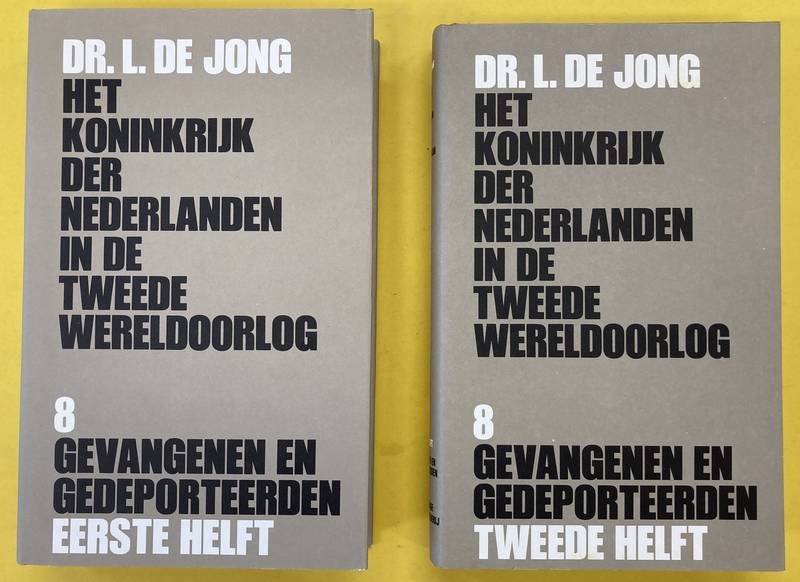 JONG, LOU DE. - Het Koninkrijk der Nederlanden in de Tweede Wereldoorlog. Deel 8 eerste en tweede helft. Gevangenen en gedeporteerden.