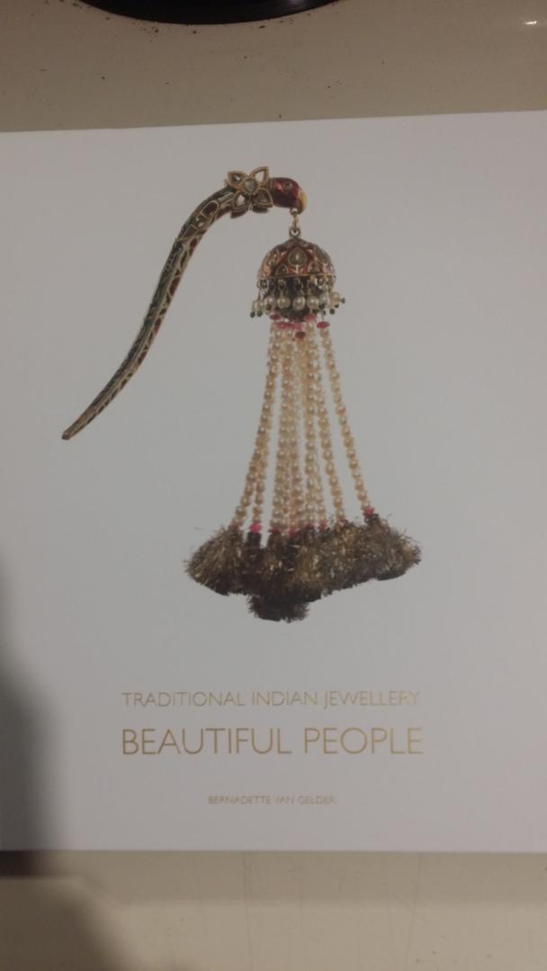 Gelder, Bernadette van - Traditional Indian Jewellery 2 vols: The Golden Smile of India | Beautiful People.
