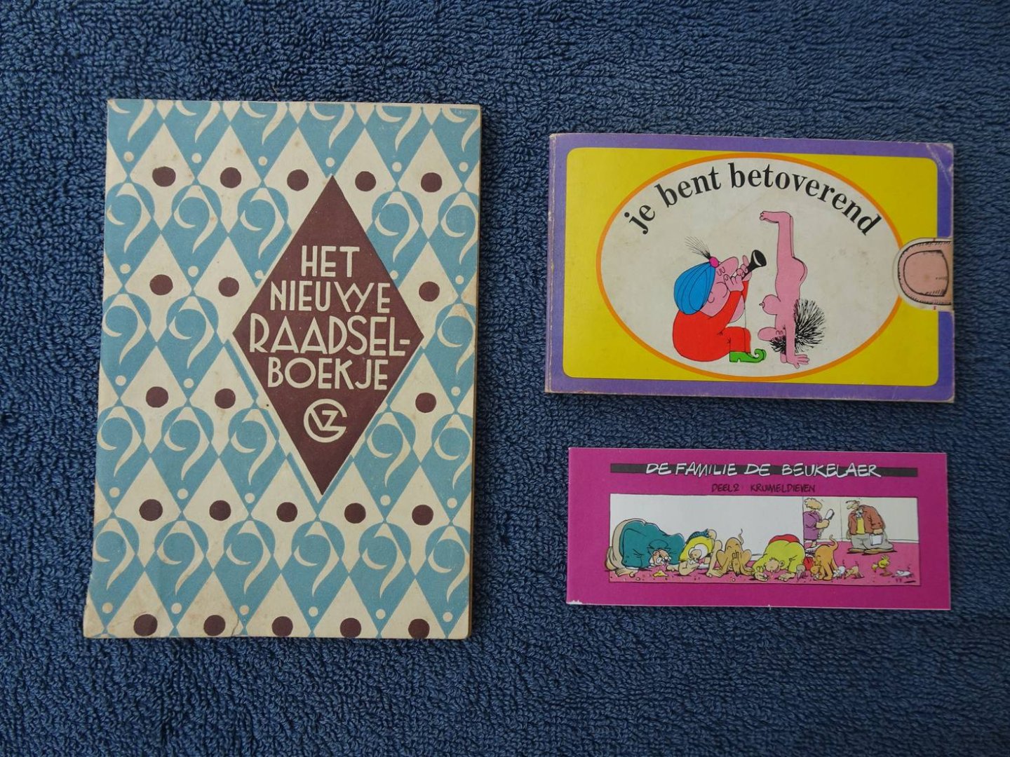 Diverse auteurs. - Het nieuwe raadselboekje. Een verzameling aardige raadsels voor jong en oud/ Je bent betoverend/ de familie de Beukelaer. 3 boekjes voor de jeugd.