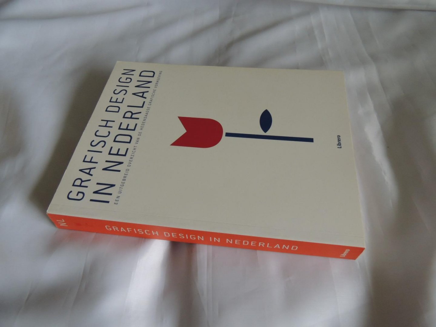 Campos, Cristian; ill.: Luca Laurenti - Grafisch design in Nederland : een uitgebreid overzicht van de hedendaagse grafisch vormgeving