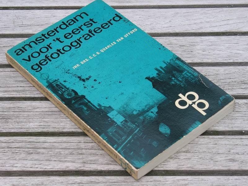 QUARLES VAN UFFORD W.C.A. - Amsterdam voor 't eerst gefotografeerd. 80 stadsgezichten uit de jaren 1855-1870