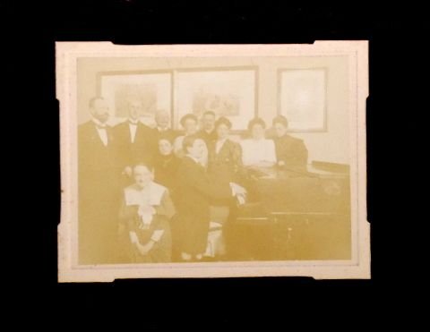 Dohnányi, Ernst von: - [Fotografie, Gruppenbild, am Klavier]