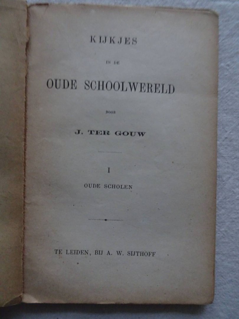 Gouw, J. ter. - Kijkjes in de oude schoolwereld. I: Oude Scholen. II: Oude Schoolboeken. 2 delen in 1 band.