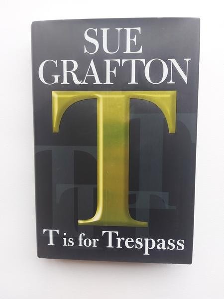 Grafton, Sue - T is for Trespass
