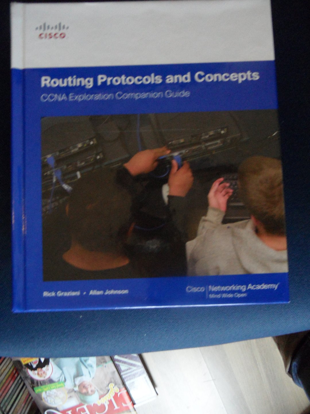 Johnson, Allan and Graziani, Rick - Routing Protocols and Concepts - CCNA Exploration Companion Guide. Met CD-rom