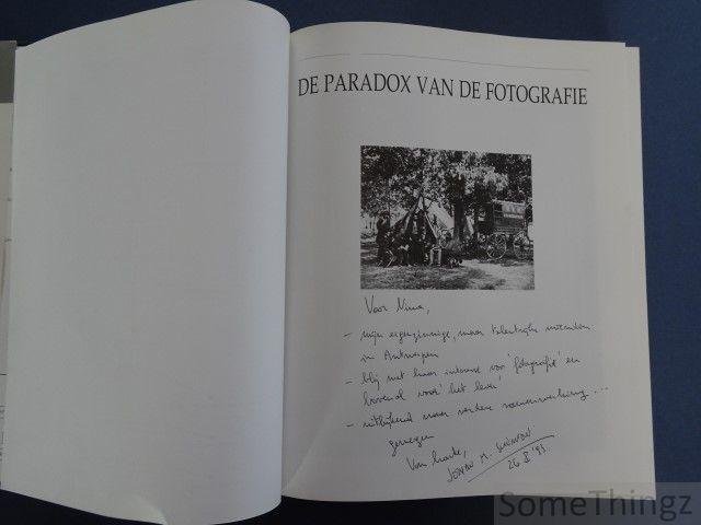 Swinnen, Johan M. - De paradox van de fotografie: een kritische geschiedenis. [Met opdracht van de auteur.]