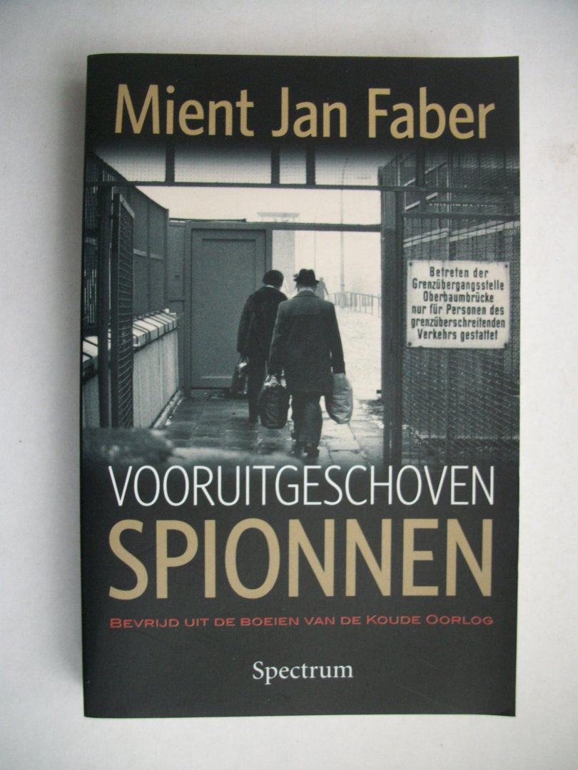 Faber, M.J. - Vooruitgeschoven spionnen / bevrijd uit de boeien van de Koude Oorlog