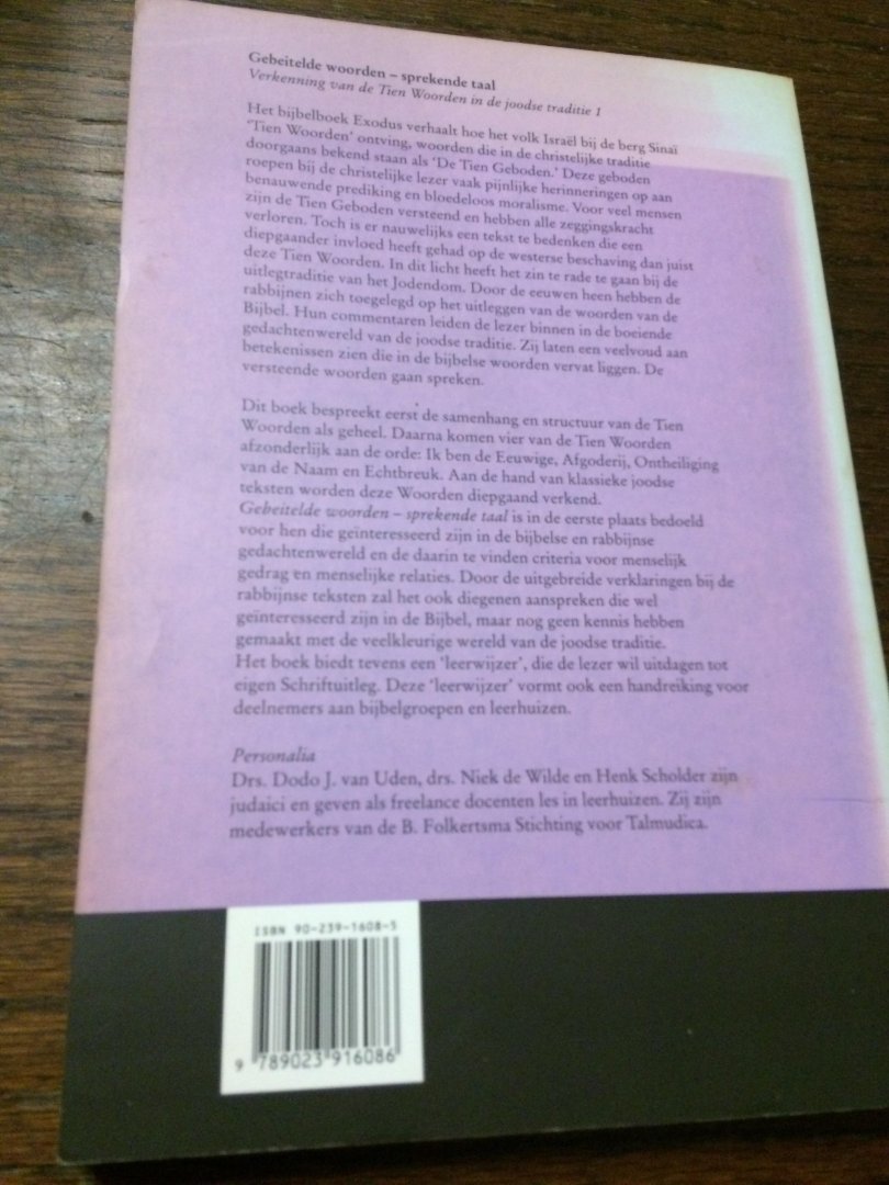 Uden, D. van - Gebeitelde woorden - sprekende taal