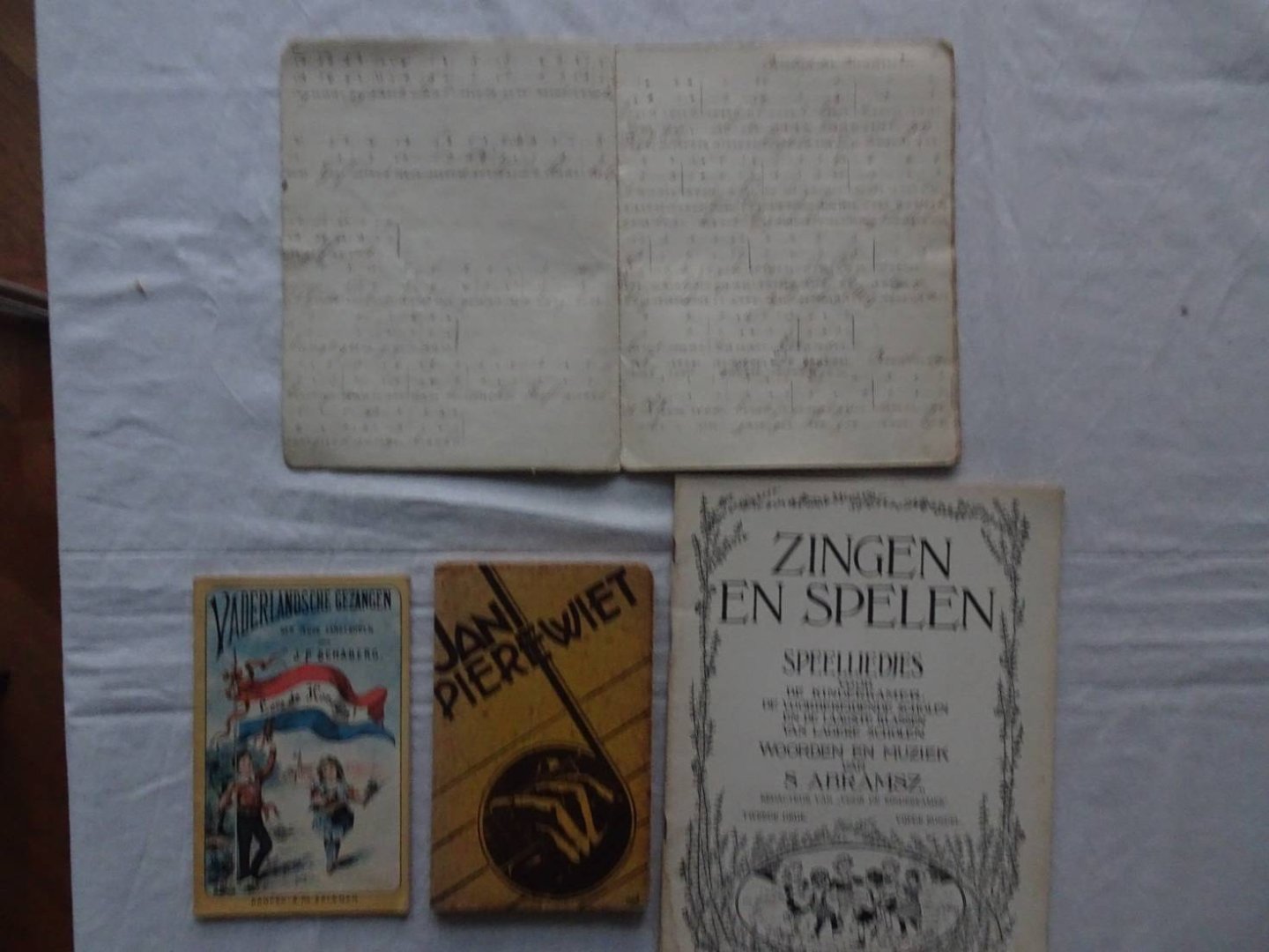 Schaberg, J.P., S. Abramsz & Boy Wolsey. - Vaderlandsche Gezangen der jeugd aangeboden/ Jan Pierewiet/ Zingen en spelen. Speelliedjes voor de kinderkamer, de voorbereidende scholen en de laagste klassen van lagere scholen/ Schriftje met handgeschreven liedteksten en maten. 4 titels.