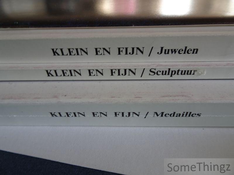 Toussaint, Jacques / Buchet, Arsène R. - Klein en fijn. Hedendaagse Belgische edelsmeed- en snijkunst. Juwelen / Sculptuur / Medailles.