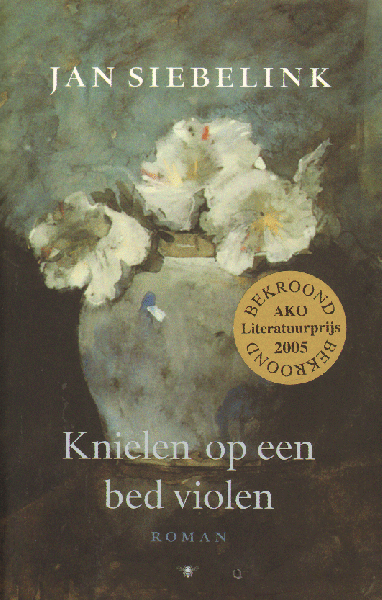Siebelink, Jan - Knielen op een Bed Violen, 443 pag. paperback, zeer goede staat