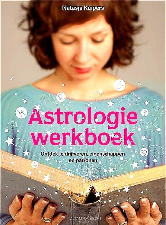 Kuipers , Natasja . [ ISBN 9789069639031 ] 2619 ( Compleet met de de Voorbeeldhoroscoop van Claire Wijnhuis . ) - Astrologie Werkboek . ( Ontdek je drijfveren, eigenschappen en patronen . )  Het Astrologiewerkboek – helder en toegankelijk geschreven, prachtig vormgegeven – is een must have voor iedereen die genoeg heeft van oppervlakkige cadeauboekjes over  -