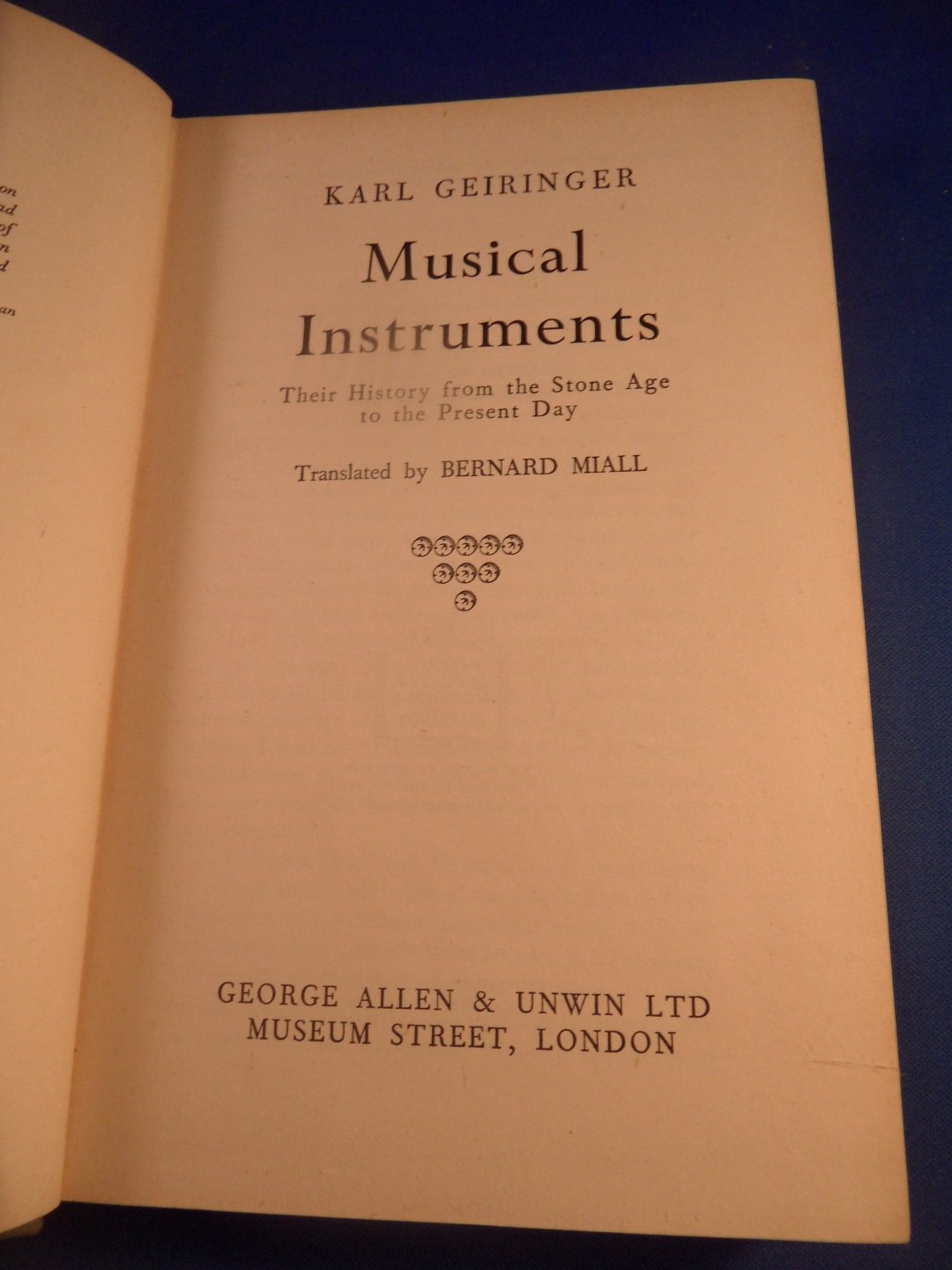 Geiringer, Karl - Musical Instruments. Their History in Western Culture from the Stone Age to Present Day