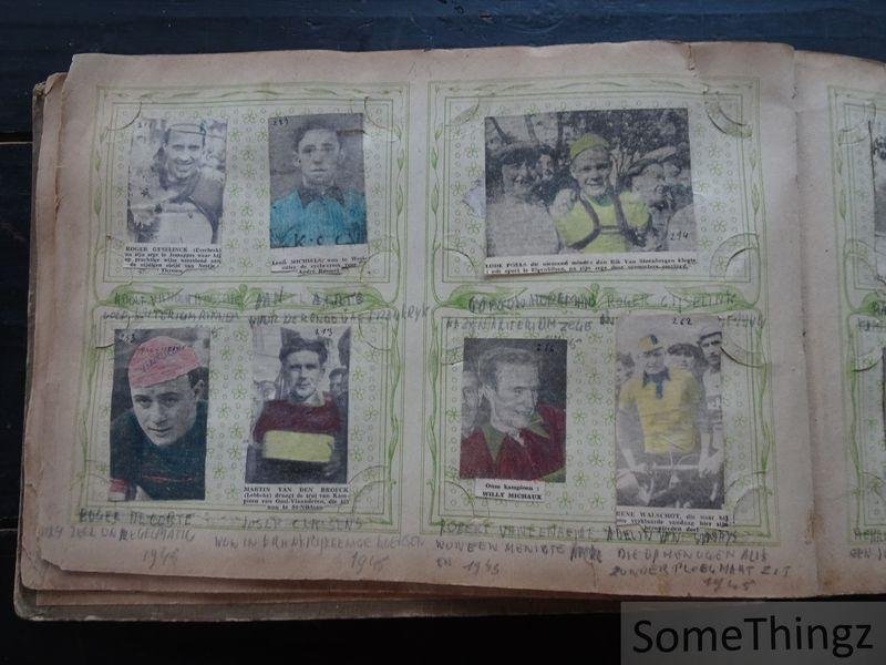 Anon. - Scrapbook / verzamelalbum / oud postkaartenalbum met talrijke krantenknipsels van wielrenners (jaren '40-'50-'60).