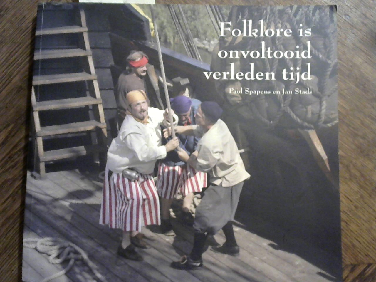 Spapens Paul tekst/ Stads Jan foto's - Folklore is onvoltooid verleden tijd