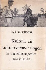 SCHOORL, DR. J.W - Kultuur en kultuurveranderingen in het Moejoe-gebied  Nieuw-Guinea