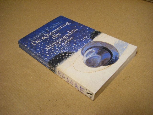 Ismail Kadare; Eric de Marez Oyens (vert.) - De schemering der steppegoden