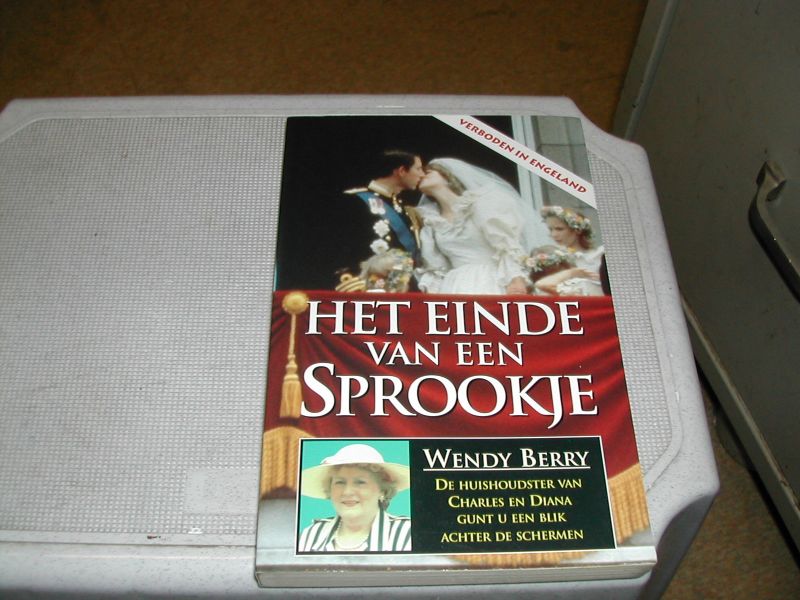 BERRY, WENDY - HET EINDE VAN EEN SPROOKJE de huishoudster van CHARLES en DIANA gunt u een blik achter de schermen BERRY, WENDY - HET EINDE VAN EEN SPROOKJE de huishoudster van CHARLES en DIANA gunt u een blik achter de schermen