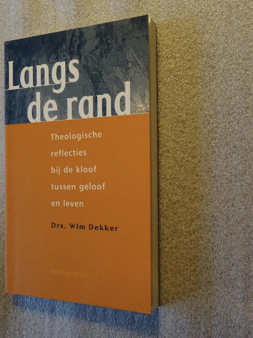 Dekker, Drs. Wim - Langs de rand / Theologische reflecties bij de kloof tussen geloof en leven