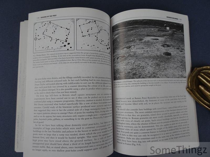 Collis, John. - Digging Up the Past. An Introduction to Archaeological Excavation.