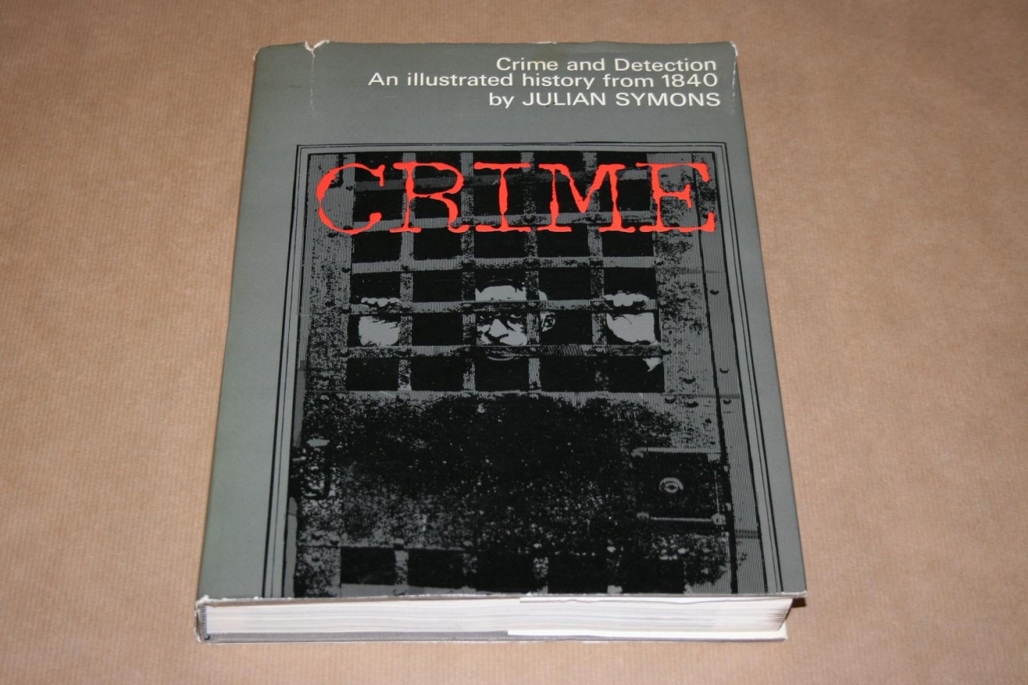 Julian Simmons - Crime and detection -- An illustrated history from 1840