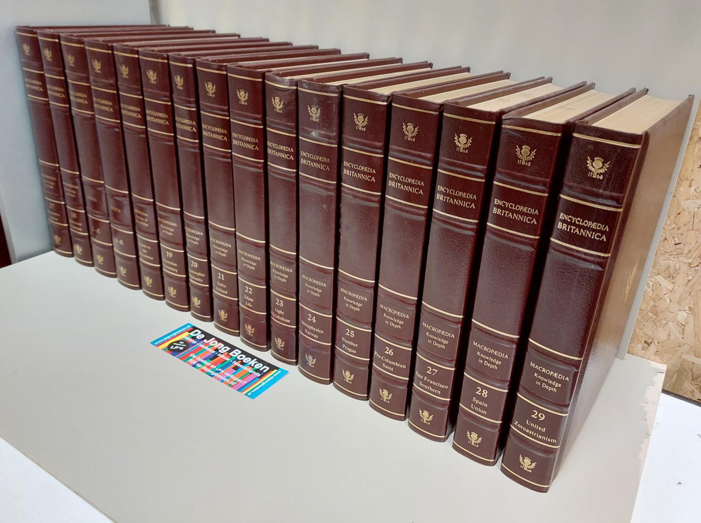 Encyclopaedia Brittanica - THE NEW ENCYCLOPAEDIA BRITTANICA 15th edition 29 + 2 index + 1 guide to the Brittanica = 32 volumes!