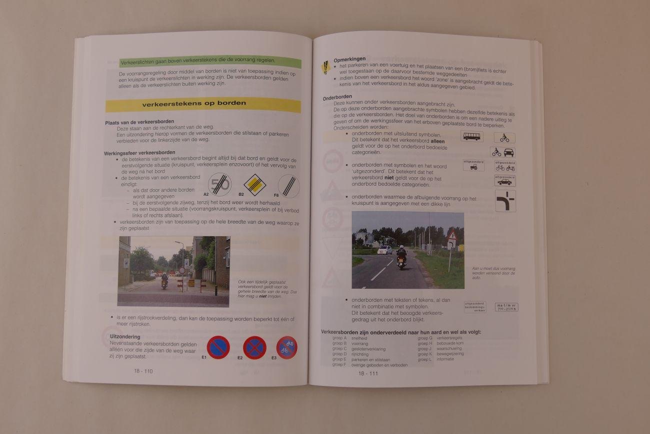 VERJO redactiegroep - Verkeerswegwijzer motorfiets theorie en praktijk A (2 foto's)