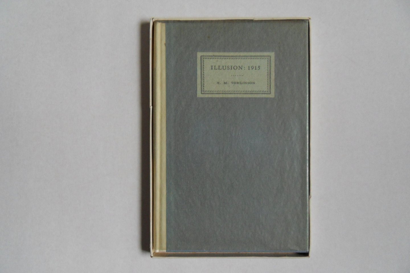 Tomlinson, H.M. [ Met uitgebreide handgeschreven opdracht van de auteur ]. - Illusion: 1915. [ Limited first edition, aantal niet vermeld ].- Reprinted from Harpers Magazine.