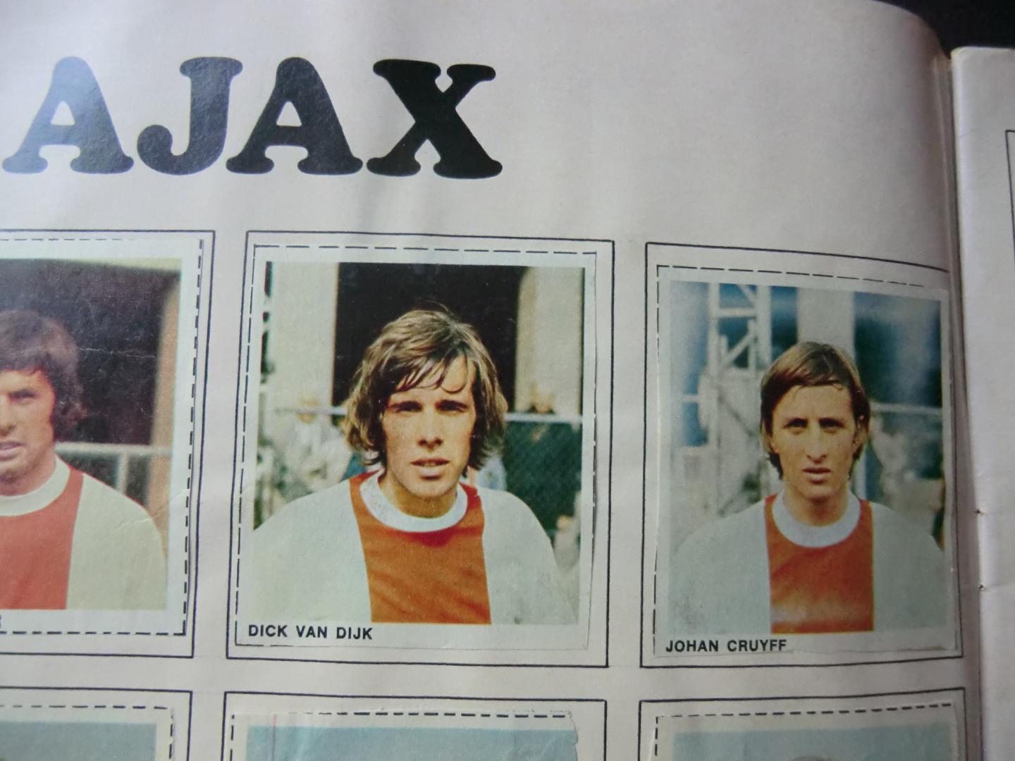  - Album Foto Galerij 1-0 (meer dan 500 bekende Nederlandse en Europese spelersplaatjes) incl. Johan Cruyff