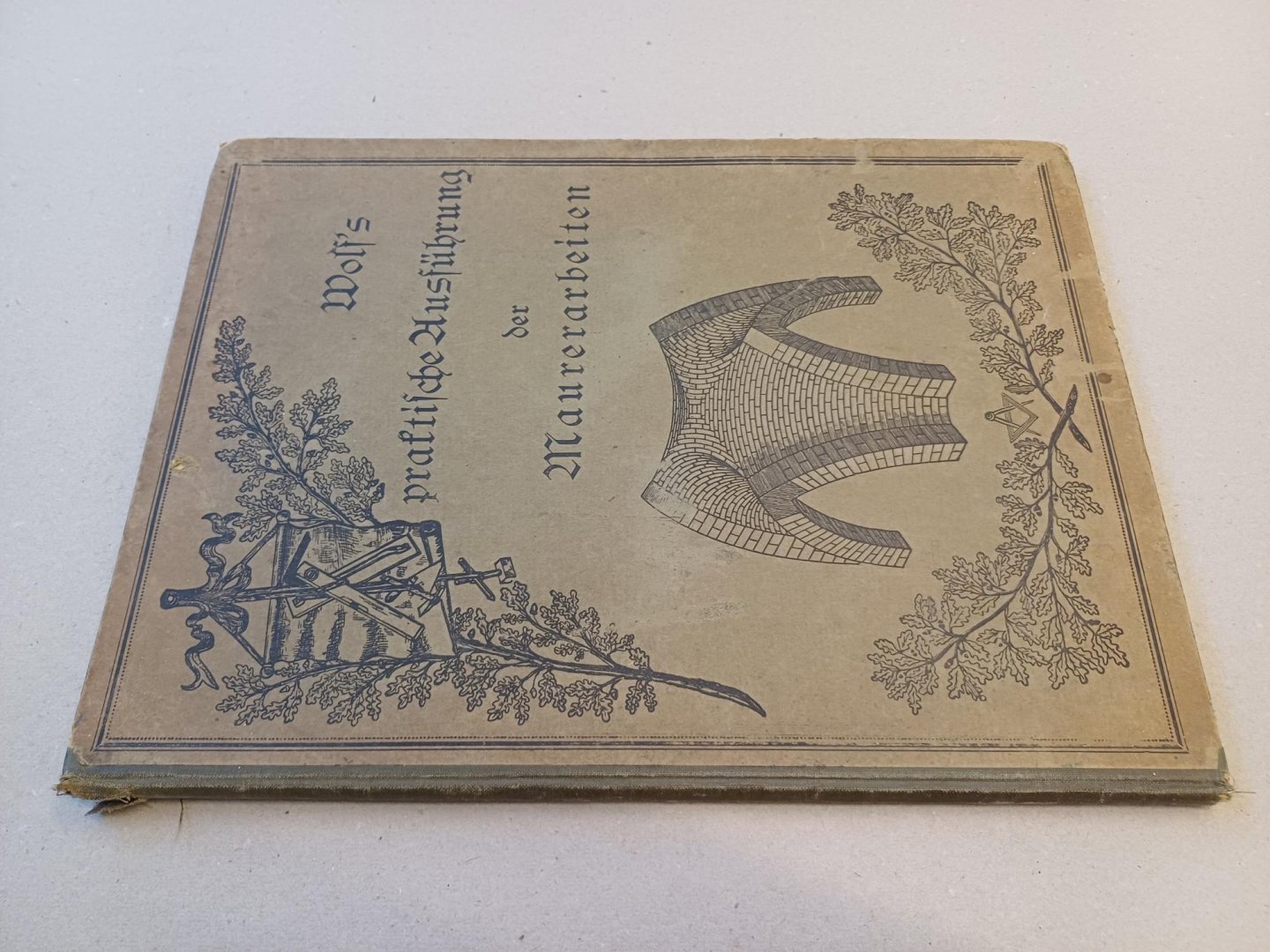 Wolf, G. (hrsgb.) - Wolf's praktische Ausführung der Maurerarbeiten. Band 1: Ausführung in natürlichen und künstlichen Steinen nebst Stampf- und Eisenbetonarbeiten sowie Berechnen der Linien, Flächen und Körper. Lehrbuch für Maurer