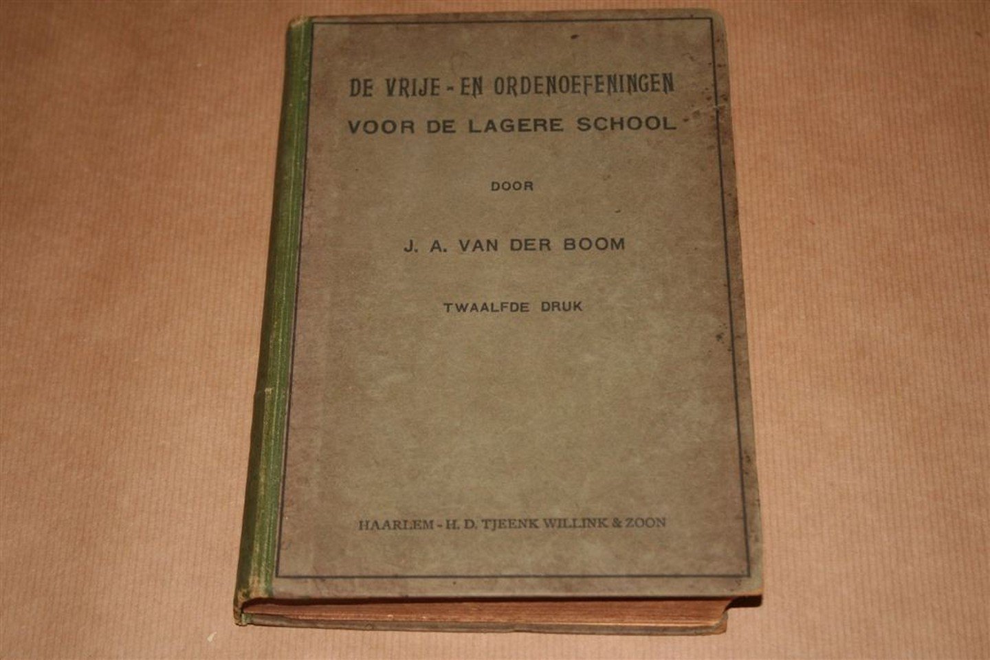 J.A. van der Boom (Auteur), B.H. Stomps (Illustrator) - De vrije en ordenoefeningen, de houdings-, spring- en evenwichtsoefeningen voor de lagere school — Theoretisch-practische handleiding bij het onderwijs in vrije-, orden-, gereedschaps-, houdings-, spring- en evenwichtsoefeningen, reien, veld- ...