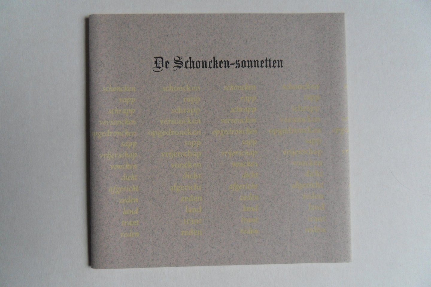 Hooft, Pieter Cornelisz; Huygens, Constantijn; e.a. [ met een toelichting van Kees Thomassen ]. - De Schoncken-Sonnetten. [ Genummerd ex. 23 / 60 ]. [ Met EXTRA handgeschreven kaart door Kees Thomassen ].