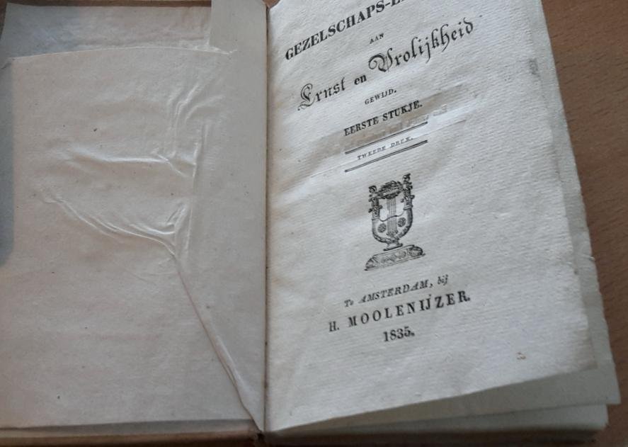  - Verzameling van gezelschaps-liederen, aan ernst en vrolijkheid gewijd. 4 stukjes in 1 band