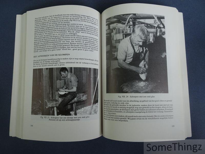 Hesters, Paul. - De klompenmakerij: sociale en economische geschiedenis van de klompenmakerij in het noorden van Oost-Vlaanderen.