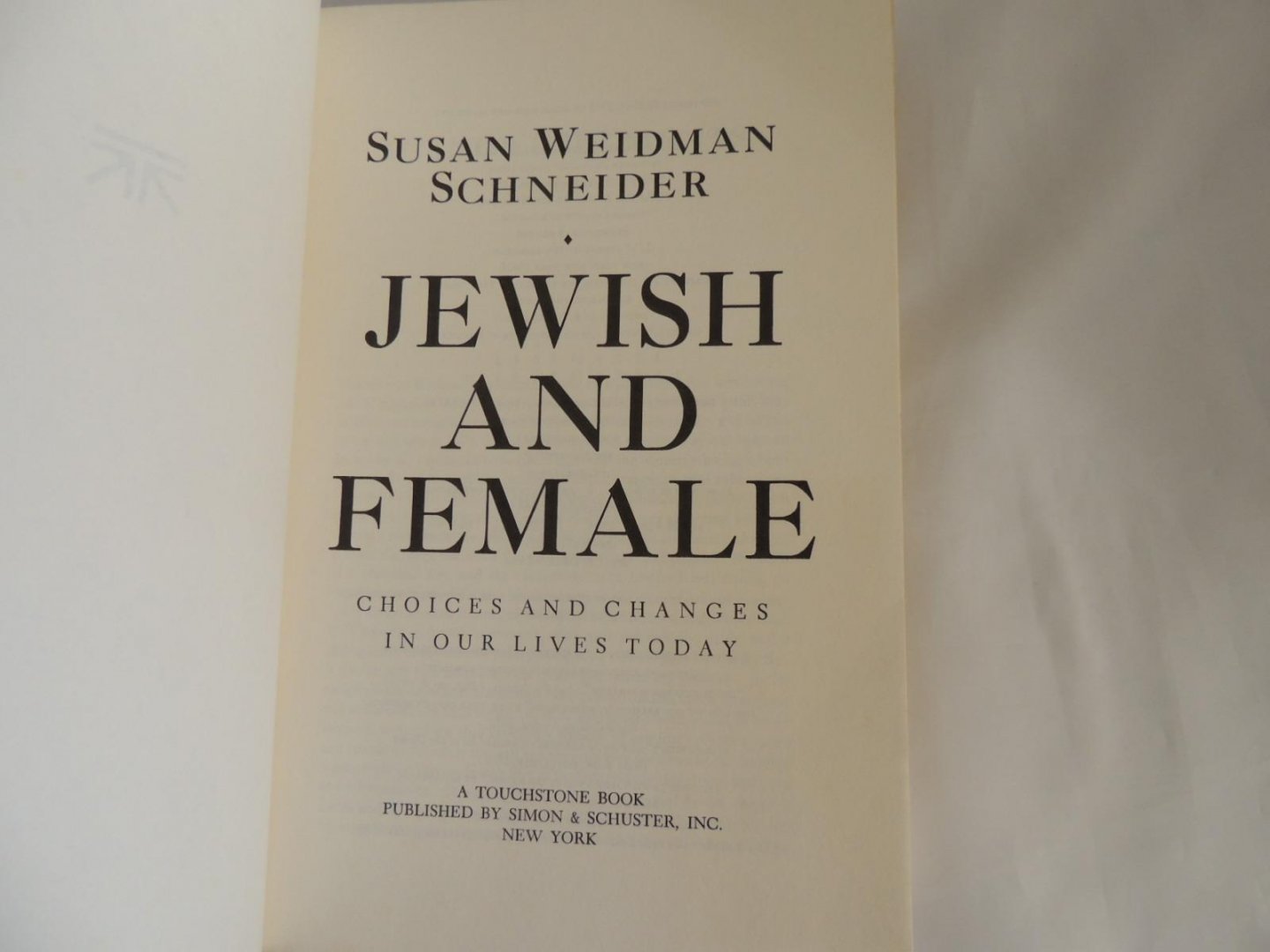 WEIDMAN SCHNEIDER, SUSAN - Jewish and female. Choices and changes in our lives today. - a guide and sourcebook for today's jewish woman