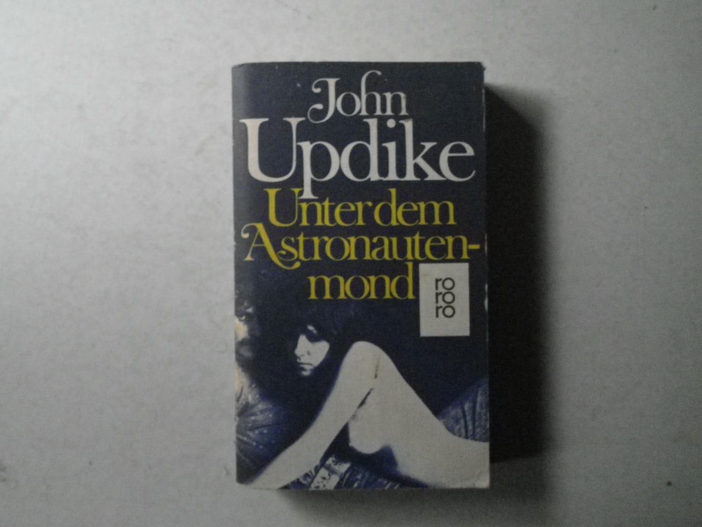 John Updike. [Aus dem Amerikan. übertr. von Kai Molvig] - Unter dem Astronautenmond