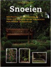 Noordhuis, Klaas T. - SNOEIEN - richtlijnen en hulpmiddelen voor het snoeien en de vormsnoei van bomen en heesters