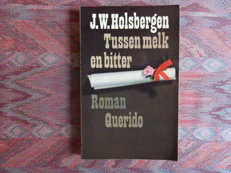 Holsbergen, J.W. [ ! GESIGNEERD ]. - Tussen Melk en Bitter. --- 1e druk, 1978. Paperback. In goede staat. 136 pp. Op het 1e titelblad een opdracht van de schrijver met zijn signatuur en de plaats/datum: Amsterdam 9-8-79.