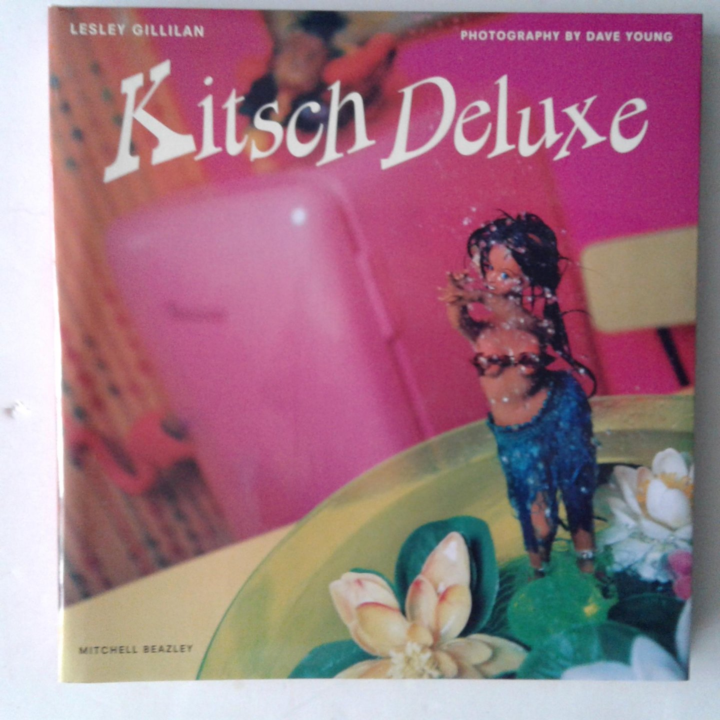 Gillilan, Lesley ; Young, Dave (photographs) - Kitsch Deluxe