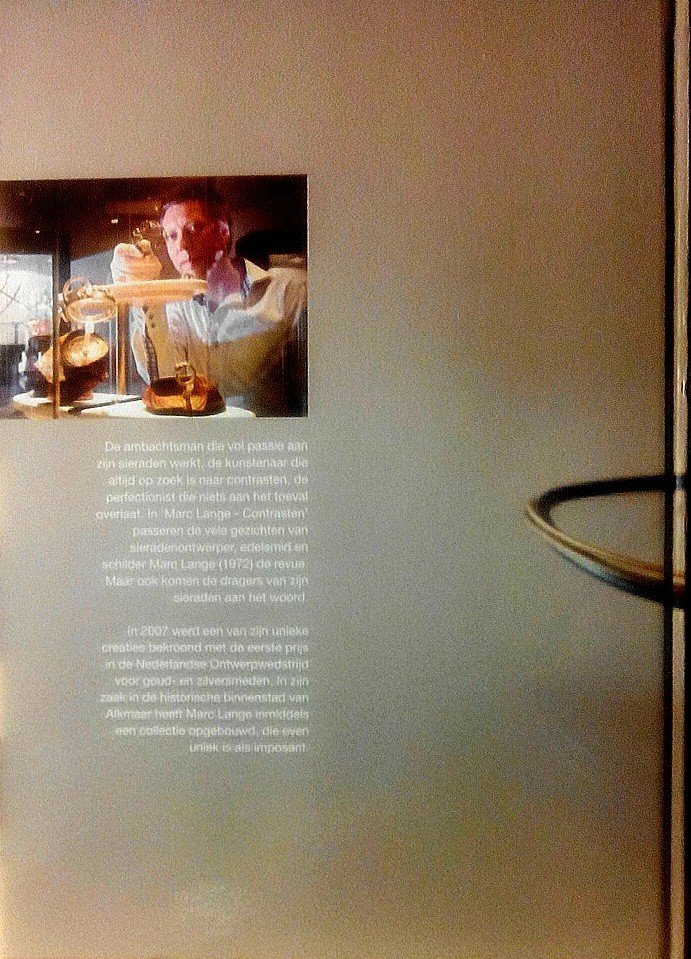 Lange , Marc . [ isbn  9789081985802 ] - Contrasten . ( De ambachtsman die vol passie aan zijn sieraden werkt, de kunstenaar die altijd op zoek is naar contrasten, de perfectionist die niets aan het toeval overlaat. Marc Lange ‘Contrasten’ toont de vele gezichten van sieradenontwerper, -