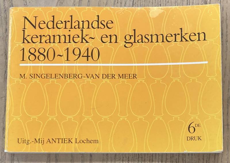 SINGELENBERG - VAN DER MEER, M. - Nederlandse Keramiek- en Glasmerken 1880-1940