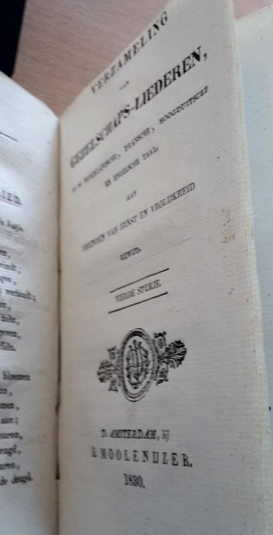  - Verzameling van gezelschaps-liederen, aan ernst en vrolijkheid gewijd. 4 stukjes in 1 band