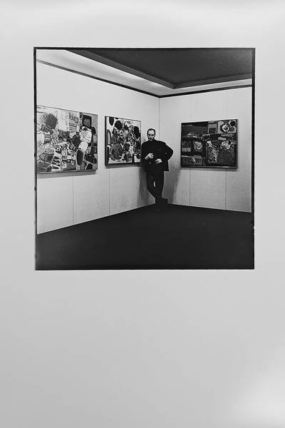 JORN, ASGER - HENNY RIEMENS [FOTO]. - Asger Jorn [ tijdens expositie ]. Originele  foto's van Henny Riemens. .