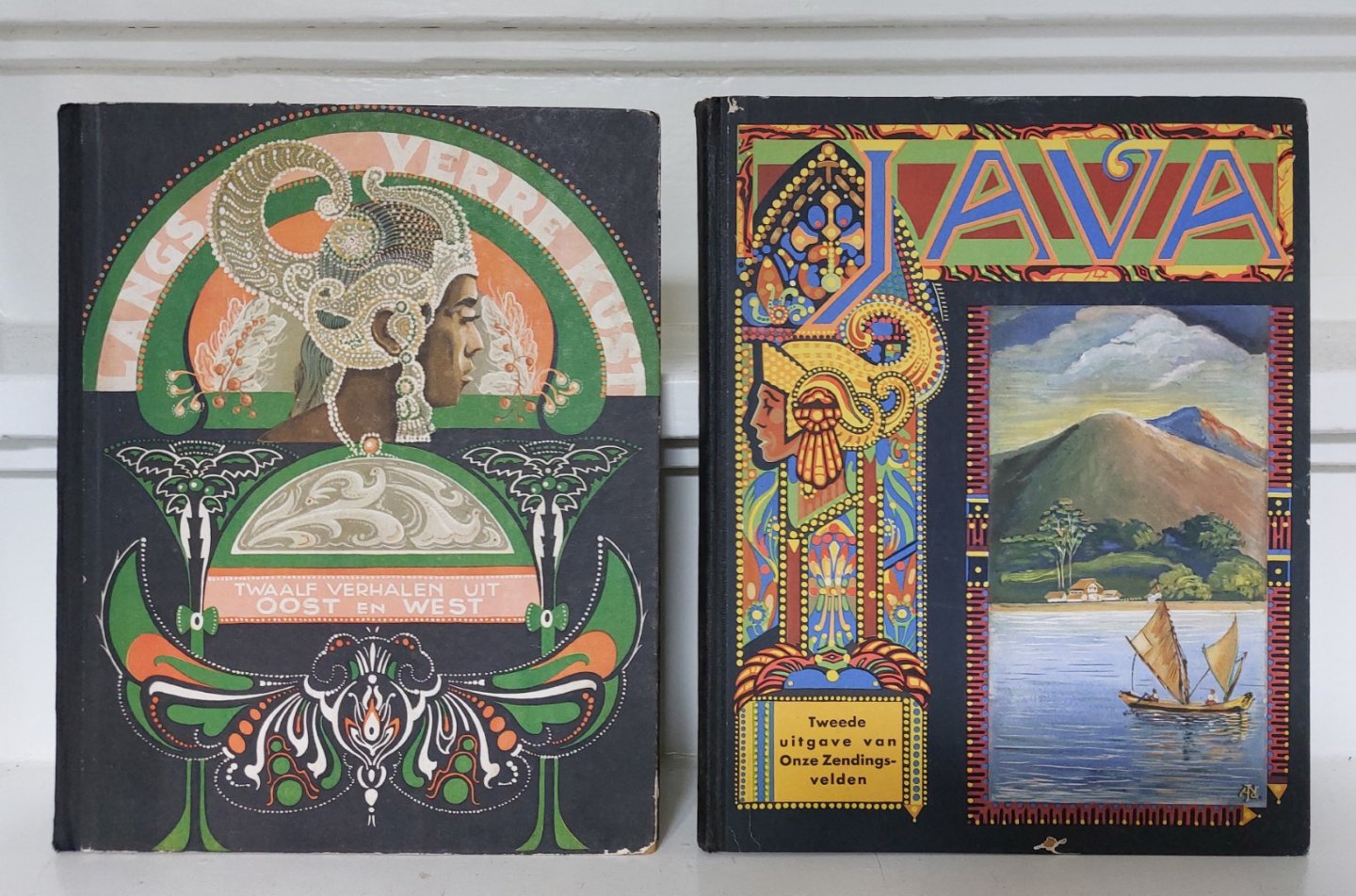 Neef, J. de (bandversiering en gekleurde platen) /Luinenburg, O. - Java -Eerste (langs verre kusten) en  Tweede uitgave van "Onze Zendingsvelden" compleet met plaatjes [2 boeken]